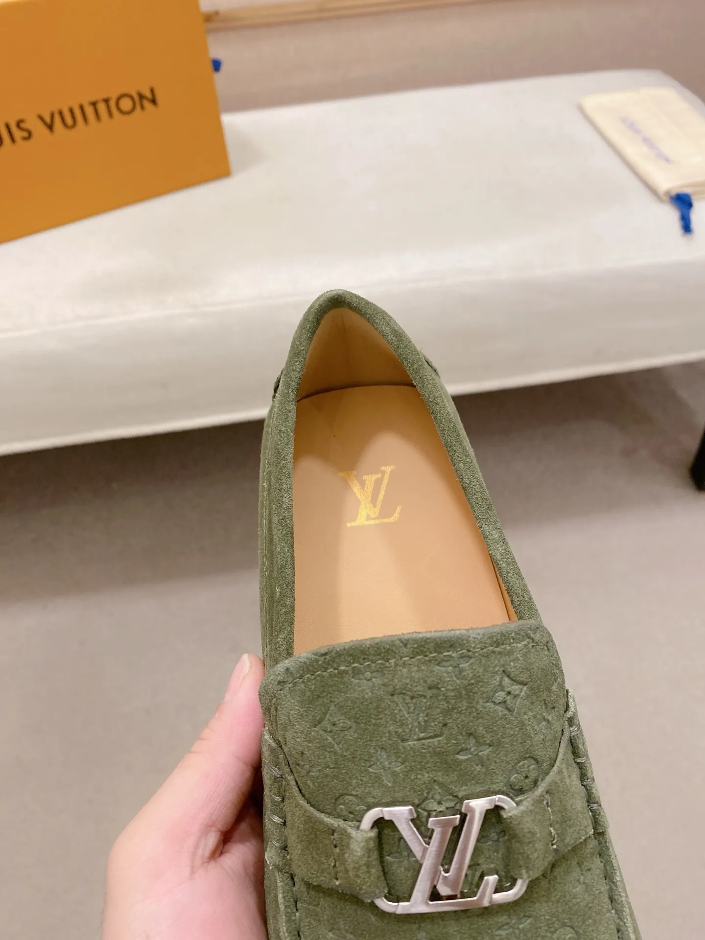 Factory price: 500💰High-end quality! LV 🆕🆕Exclusive hot-selling products in stock🔥🔥New products on the shelves, high-quality Ferragamo men's pea shoes, high-end casual driving shoes, with complete packaging! 💪 💪 Material: Imported suede cowhide 🐂 + Imported high-quality buffalo leather lining + wear-resistant outsole 👍🏻👍🏻 Features: High-end and comfortable, purely handmade 🚀 🚀 Create the perfect shoes that suit you best 🔥 🔥 Size: (38-44) 45 standard size can be customized!